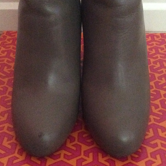 Tory Burch Tenley Bootie 7 Gray Brown Gold Hardware Wedge Boot - Picture 3 of 4